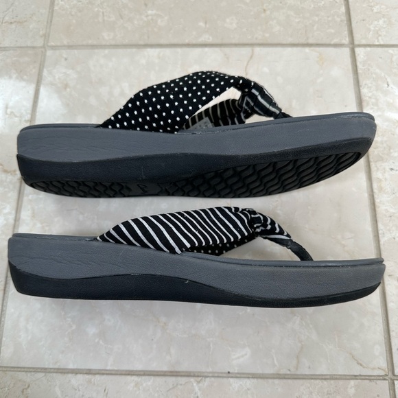 Clarks Cloudsteppers Womens 10 Black Stripe Polka Dot Comfort Thong Sandals - Picture 4 of 6